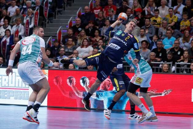 17 10 2019, TUI Arena, Hannover, league game, 1 Bundesliga, TSV Hannover Burgdorf vs. Rhein Neckar Loewen, in picture Ilija Brozovic 44, Han Burgdorf could not hold Andy Schmid 2, Loewen TSV Hannover Burgdorf vs. Rhein Neckar Loewen