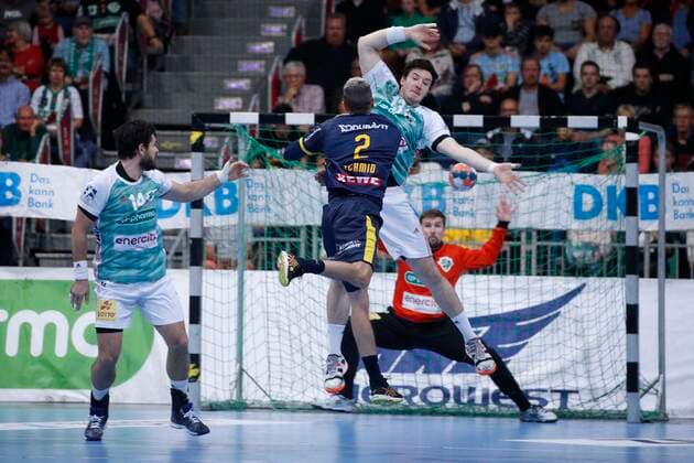 17 10 2019, TUI Arena, Hannover, league game, 1 Bundesliga, TSV Hannover Burgdorf vs. Rhein Neckar Loewen, in picture Andy Schmid 2, Loewen wins against Joshua Thiele 13, Han Burgdorf and scores against Urban Lesjak 90, Han Burgdorf TSV Hannover Burgdorf vs. Rhein Neckar Loewen