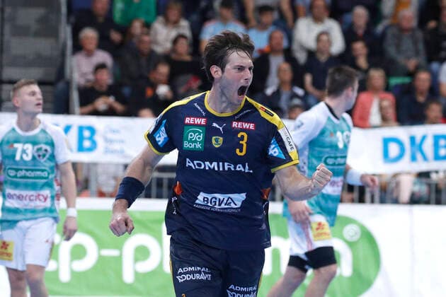 17 10 2019, TUI Arena, Hannover, league game, 1 Bundesliga, TSV Hannover Burgdorf vs. Rhein Neckar Loewen, in picture Uwe Gensheimer 3, Loewen cheers TSV Hannover Burgdorf vs. Rhein Neckar Loewen