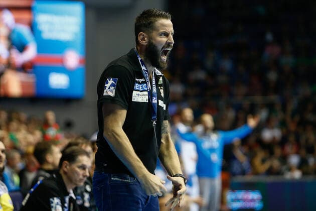 17 10 2019, xtgx, Handball Liqui Moly HBL, SC Magdeburg TVB Stuttgart emspor, v l Bennet Wiegert Magdeburg, coach roars, screams, clenches his fist, raging, gives instructions, gestures with his arms, gesticulate, gives instructions GETEC Arena