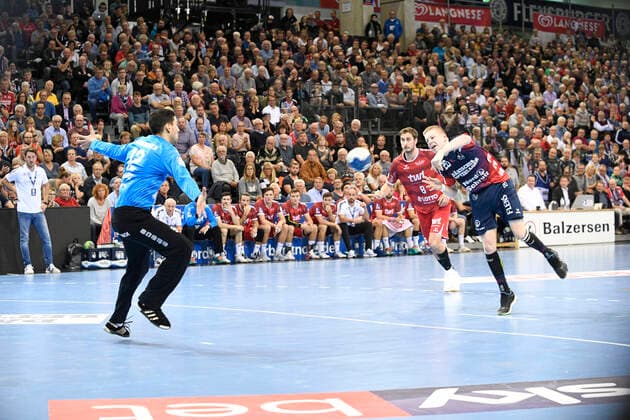 Niels Versteinen SG Flensburg Handewitt vs. Martin Tomovski Eulen Ludwigshafen , Handball Bundesliga, Men, 10 Matchday, SG Flensburg Handewitt vs. Eulen Ludwigshafen, 17 10 19 Flensburg Flens Arena Schleswig Holstein Germany