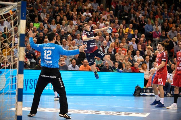 Marius Steinhauser SG Flensburg Handewitt in front of Martin Tomovski Eulen Ludwigshafen , Handball Bundesliga, Men, 10 Matchday, SG Flensburg Handewitt vs Eulen Ludwigshafen, 17 10 19 Flensburg Flens Arena Schleswig Holstein Germany