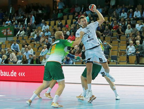 17 10 2019, xovx, Handball HBL, HSG Wetzlar THW Kiel emspor, v l Anton Lindskog HSG Wetzlar , Harald Reinkind THW Kiel , Olle Forsell Schefvert HSG Wetzlar , Aktion DFL DFB REGULATIONS PROHIBIT ANY USE OF PHOTOGRAPHS as IMAGE SEQUENCES and or QUASI VIDEO Wetzlar