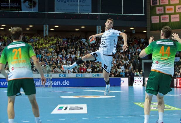 17 10 2019, xovx, Handball HBL, HSG Wetzlar THW Kiel emspor, v l Emil Frend Oefors HSG Wetzlar , Nikola Bilyk THW Kiel , Lenny Rubin HSG Wetzlar , Aktion DFL DFB REGULATIONS PROHIBIT ANY USE OF PHOTOGRAPHS as IMAGE SEQUENCES and or QUASI VIDEO Wetzlar