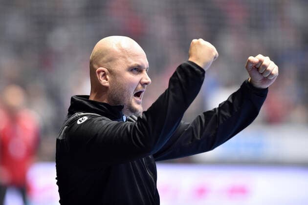 Cheers from Adalsteinn Eyjolfsson Trainer HC Erlangen , GER, MT Melsungen HC Erlangen, Handball, 1 Bundesliga Maenner, 17 10 2019, GER, MT Melsungen HC Erlangen, Handball, 1 Bundesliga Maenner Melsungen Copyright: xEIBNER RolandxSippelx EP_RSL