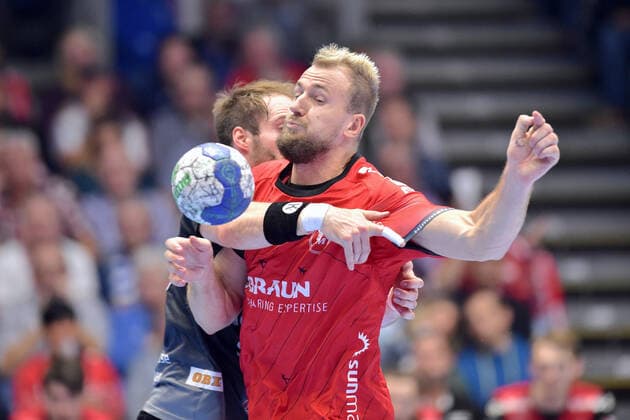 Julius Kuehn MT Melsungen front, Nico Buedel HC Erlangen rear, GER, MT Melsungen HC Erlangen, Handball, 1 Bundesliga Men, 17 10 2019, GER, MT Melsungen HC Erlangen, Handball, 1 Bundesliga Men Melsungen Copyright: xEIBNER RolandxSippelx EP_RSL