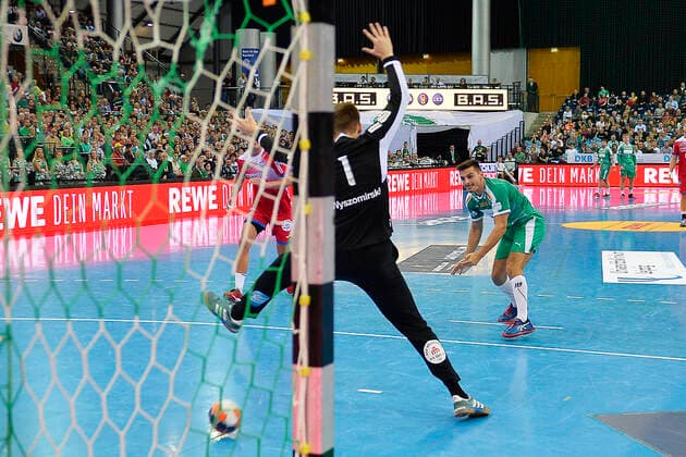 LIQUI MOLY Handball Bundesliga 2019 2020, 10 matchday, SC DHfK Leipzig vs. TBV Lemgo Lippe 17 10 2019 Lucas Krzikalla Aussenspieler DHfK Leipzig, back number 8 re transforms a sevenmeter against Piotr Wyszomirski Tormann Lemgo, back number 1 left in Handball Bundesliga Spiel Leipzig vs. TBV Lemgo Lippe 17 10 2019 Leipzig Sachsen Deutschland Arena Leipzig