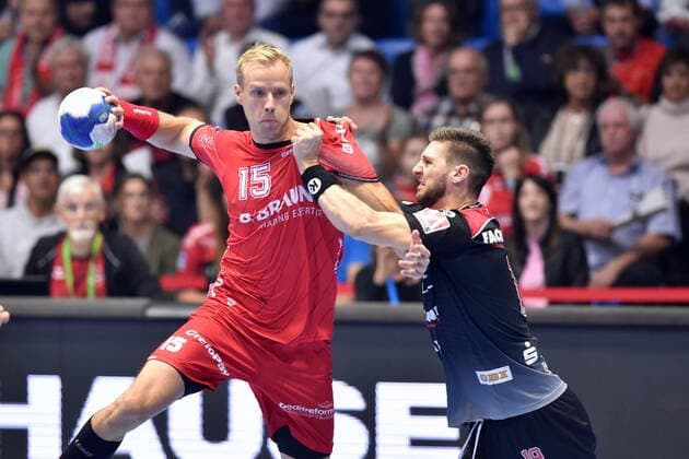 Lasse Mikkelsen MT Melsungen am Ball and Sime Ivic HC Erlangen , GER, MT Melsungen HC Erlangen, Handball, 1 Bundesliga Maenner, 17 10 2019, GER, MT Melsungen HC Erlangen, Handball, 1 Bundesliga Maenner Melsungen Copyright: xEIBNER RolandxSippelx EP_RSL