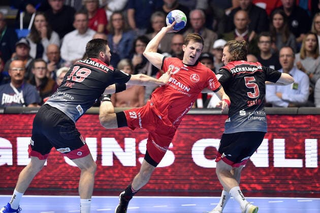 Roman Sidorowicz MT Melsungen at litter Sime Ivic HC Erlangen L and Johannes Sellin HC Erlangen R , GER, MT Melsungen HC Erlangen, Handball, 1 Bundesliga Maenner, 17 10 2019, GER, MT Melsungen HC Erlangen, Handball, 1 Bundesliga Maenner Melsungen Copyright: xEIBNER RolandxSippelx EP_RSL