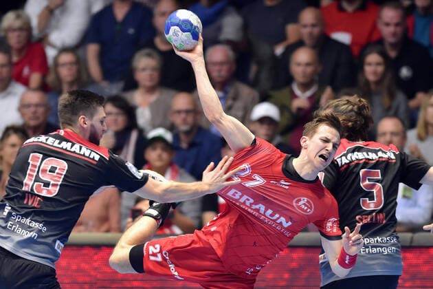 Roman Sidorowicz MT Melsungen at litter Sime Ivic HC Erlangen L and Johannes Sellin HC Erlangen R , GER, MT Melsungen HC Erlangen, Handball, 1 Bundesliga Maenner, 17 10 2019, GER, MT Melsungen HC Erlangen, Handball, 1 Bundesliga Maenner Melsungen Copyright: xEIBNER RolandxSippelx EP_RSL