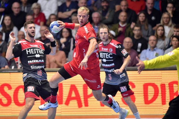 Lasse Mikkelsen MT Melsungen at litter Sime Ivic HC Erlangen L , Johannes Sellin HC Erlangen R , GER, MT Melsungen HC Erlangen, Handball, 1 Bundesliga Maenner, 17 10 2019, GER, MT Melsungen HC Erlangen, Handball, 1 Bundesliga Maenner Melsungen Copyright: xEIBNER RolandxSippelx EP_RSL