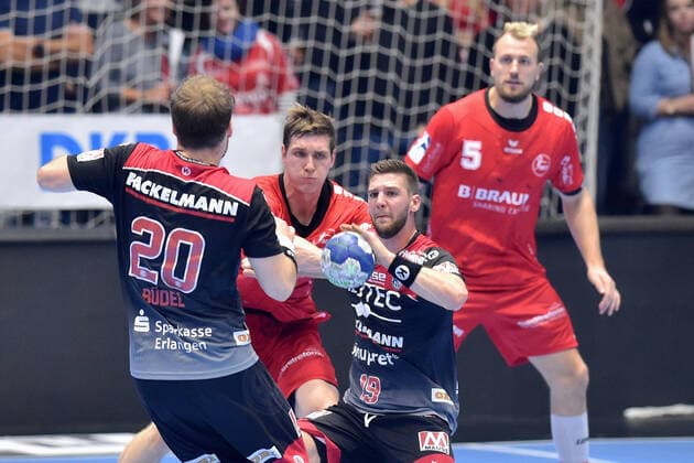 Sime Ivic HC Erlangen on the ball , Finn Lemke MT Melsungen M , Julius Kuehn MT Melsungen rear , Nico Buedel HC Erlangen NR 20 , GER, MT Melsungen HC Erlangen, Handball, 1 Bundesliga Men, 17 10 2019, GER, MT Melsungen HC Erlangen, Handball, 1 Bundesliga Men Melsungen Copyright: xEIBNER RolandxSippelx EP_RSL
