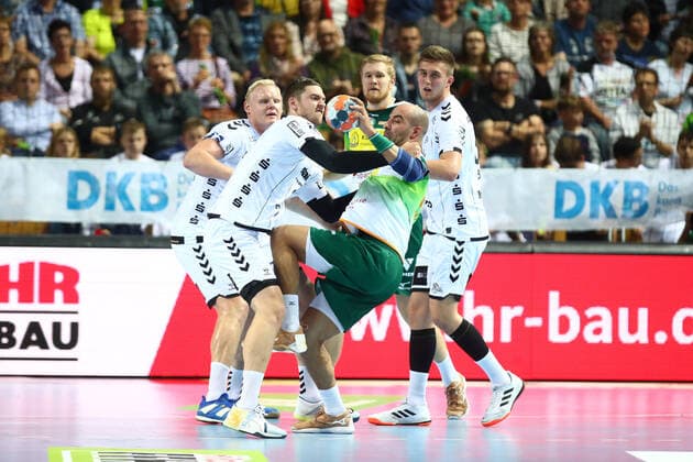 Hendrik Pekeler Kiel in a duel with Joao Ferraz Wetzlar HSG Wetzlar vs. THW Kiel, Handball, 1 Bundesliga, 17 10 2019 HSG Wetzlar vs. THW Kiel, Handball, 1 Bundesliga, 17 10 2019 Wetzlar Copyright: xEIBNER RenexWeissx EP_RWS