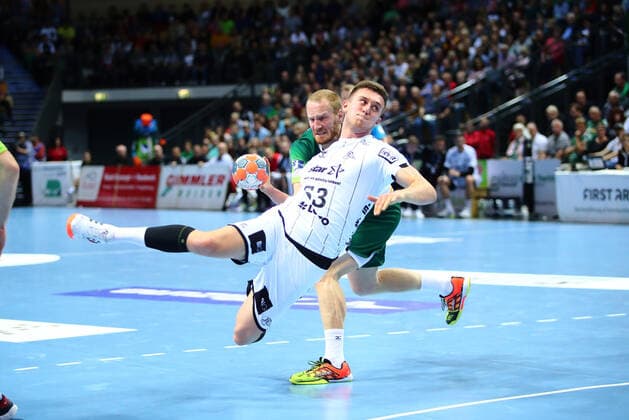 Nikola Bilyk Kiel gives up Stefan Kneer Wetzlar and gets the litter from HSG Wetzlar vs. THW Kiel, Handball, 1 Bundesliga, 17 10 2019 HSG Wetzlar vs. THW Kiel, Handball, 1 Bundesliga, 17 10 2019 Wetzlar Copyright: xEIBNER RenexWeissx EP_RWS