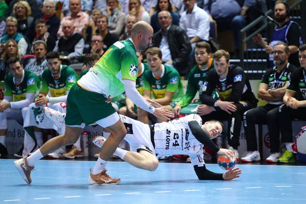 Miha Zarabec Kiel is in a duel with Joao Ferraz Wetzlar to fall HSG Wetzlar vs. THW Kiel, Handball, 1 Bundesliga, 17 10 2019 HSG Wetzlar vs. THW Kiel, Handball, 1 Bundesliga, 17 10 2019 Wetzlar Copyright: xEIBNER RenexWeissx EP_RWS