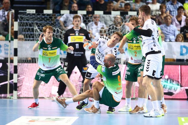 Rune Dahmke Kiel in a duel with Joao Ferraz Wetzlar HSG Wetzlar vs. THW Kiel, Handball, 1 Bundesliga, 17 10 2019 HSG Wetzlar vs. THW Kiel, Handball, 1 Bundesliga, 17 10 2019 Wetzlar Copyright: xEIBNER RenexWeissx EP_RWS
