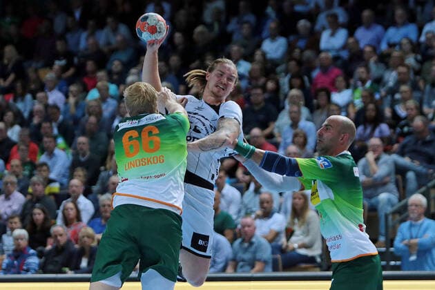 17 10 2019, xovx, Handball HBL, HSG Wetzlar THW Kiel emspor, v l Anton Lindskog HSG Wetzlar , Lukas Nilsson THW Kiel , Joao Ferraz HSG Wetzlar , Aktion DFL DFB REGULATIONS PROHIBIT ANY USE OF PHOTOGRAPHS as IMAGE SEQUENCES and or QUASI VIDEO Wetzlar