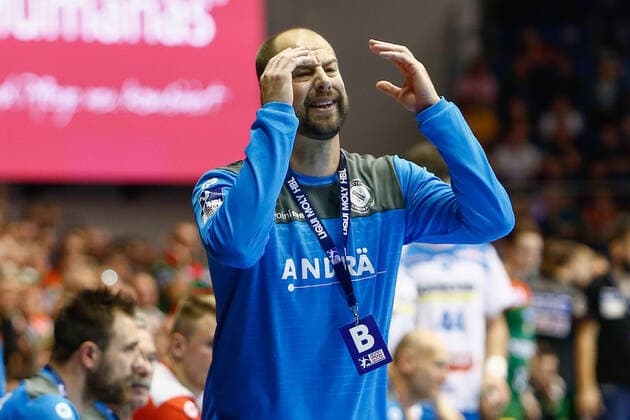 17 10 2019, xtgx, Handball Liqui Moly HBL, SC Magdeburg TVB Stuttgart emspor, v l Juergen Schweikardt Stuttgart, coach gives instructions, gesticulates with arms, gesticulate, gives instructions Complaints, complains, complains GETEC Arena