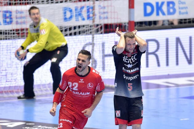 Cheers at Michael Allendorf MT Melsungen front , Carsten Lichtlein goalkeeper HC Erlangen back , Johannes Sellin HC Erlangen R disappointed, frustrated, emotion , GER, MT Melsungen HC Erlangen, Handball, 1 Bundesliga Men, 17 10 2019, GER, MT Melsungen HC Erlangen, Handball, 1 Liga Men, 17 10 2019 Kassel Copyright: xEIBNER RolandxSippelx EP_RSL