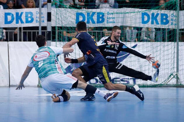 17 10 2019, TUI Arena, Hannover, league game, 1 Bundesliga, TSV Hannover Burgdorf vs. Rhein Neckar Loewen, in the picture Ivan Martinovic 5, Han Burgdorf wins against Alexander Petersson 32, Loewen and meets Andreas Palicka 12, Loewen TSV Hannover Burgdorf vs. Rhein Neckar Loewen