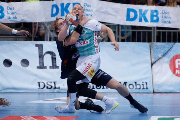 17 10 2019, TUI Arena, Hannover, league game, 1 Bundesliga, TSV Hannover Burgdorf vs. Rhein Neckar Loewen, in the picture Jesper Nielsen 36, Loewen knocks over Morten Olsen 34, Han Burgdorf and gets a 2 minutes penalty for the foul TSV Hannover Burgdorf vs. Rhein Neckar Loewen shortly before the end.