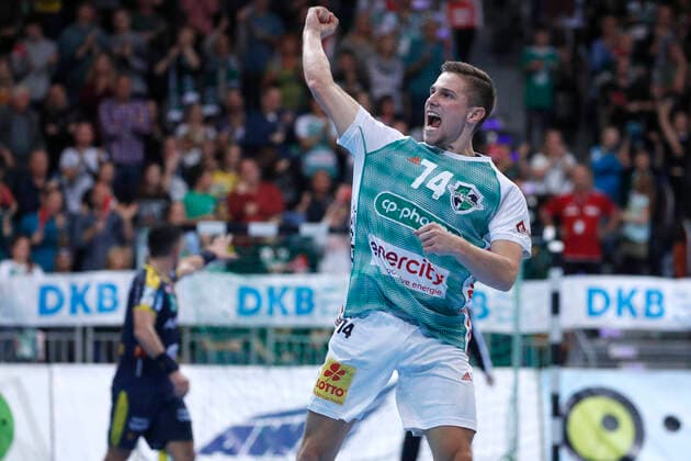 17 10 2019, TUI Arena, Hannover, league match, 1 Bundesliga, TSV Hannover Burgdorf vs. Rhein Neckar Loewen, in picture Vincent Buechner 74, Han Burgdorf jumps and cheers TSV Hannover Burgdorf vs. Rhein Neckar Loewen