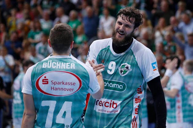 17 10 2019, TUI Arena, Hannover, league game, 1 Bundesliga, TSV Hannover Burgdorf vs. Rhein Neckar Loewen, in picture Vincent Buechner 74, Han Burgdorf and Mait Patrail 9, Han Burgdorf happy after the draw TSV Hannover Burgdorf vs. Rhein Neckar Loewen