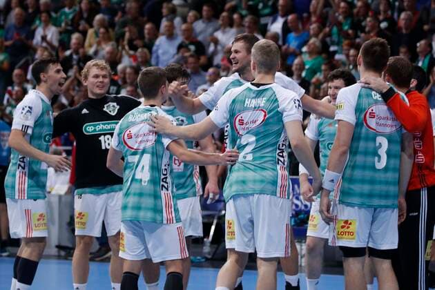 17 10 2019, TUI Arena, Hannover, league game, 1 Bundesliga, TSV Hannover Burgdorf vs. Rhein Neckar Loewen, in picture The team of TSV Hannover Burgdorf is happy after the draw TSV Hannover Burgdorf vs. Rhein Neckar Loewen