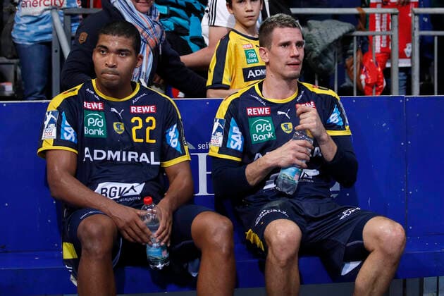 17 10 2019, TUI Arena, Hannover, league game, 1 Bundesliga, TSV Hannover Burgdorf vs. Rhein Neckar Loewen, in the picture Mads Mensah Larsen 22, Loewen and Andy Schmid 2, Loewen are unhappy after the draw TSV Hannover Burgdorf vs. Rhein Neckar Loewen