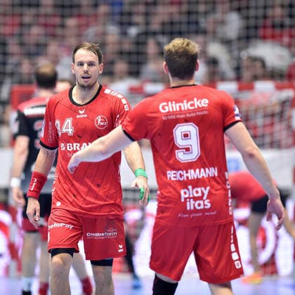Cheers by Kai Haefner MT Melsungen L and Tobias Reichmann NR 9 , GER, MT Melsungen HC Erlangen, Handball, 1 Bundesliga Men, 17 10 2019, GER, MT Melsungen HC Erlangen, Handball, 1 Liga Men, 17 10 2019 Kassel Copyright: xEIBNER RolandxSippelx EP_RSL