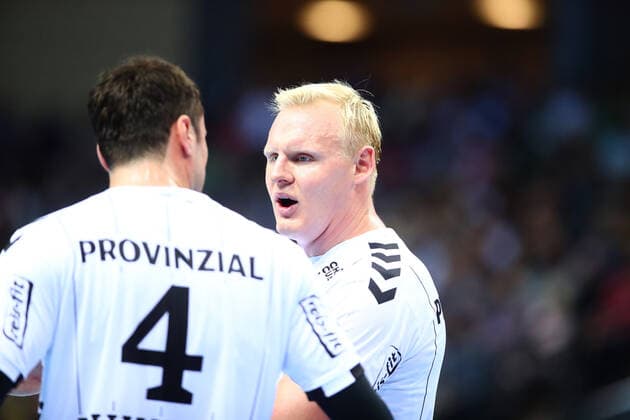 Patrick Wiencek Kiel, right in conversation with Domagoj Duvnjak Kiel HSG Wetzlar vs. THW Kiel, Handball, 1 Bundesliga, 17 10 2019 HSG Wetzlar vs. THW Kiel, Handball, 1 Bundesliga, 17 10 2019 Wetzlar Copyright: xEIBNER RenexWeissx EP_RWS