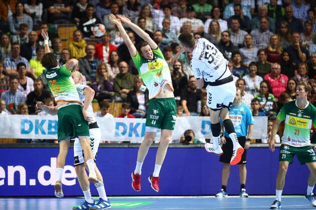 Goalscoring by Nikola Bilyk Kiel , Lenny Rubin Wetzlar tries to block HSG Wetzlar vs. THW Kiel, Handball, 1 Bundesliga, 17 10 2019 HSG Wetzlar vs. THW Kiel, Handball, 1 Bundesliga, 17 10 2019 Wetzlar tries to block HSG Wetzlar vs. Copyright: xEIBNER RenexWeissx EP_RWS