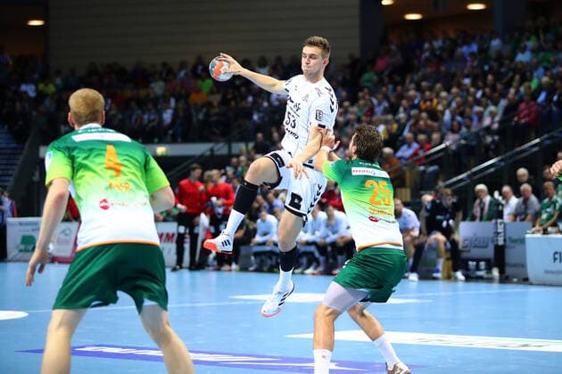 Nikola Bilyk Kiel in a duel with Olle Forsell Schefvert Wetzlar HSG Wetzlar vs. THW Kiel, Handball, 1 Bundesliga, 17 10 2019 HSG Wetzlar vs. THW Kiel, Handball, 1 Bundesliga, 17 10 2019 Wetzlar Copyright: xEIBNER RenexWeissx EP_RWS