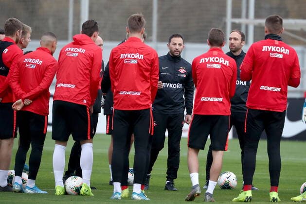MOSCOW, RUSSIA â€“ OCTOBER 18, 2019: FC Spartak Moscow s head coach Domenico Tedesco and his assistant Andreas Hinkel (L-R back) during a training session at Otkrytie Arena Stadium. Anton Novoderezhkin TASS  TS0BF618