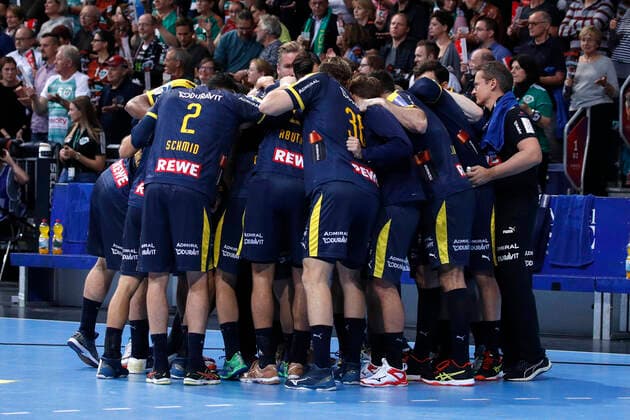 17 10 2019, TUI Arena, Hannover, League match, 1 Bundesliga, TSV Hannover Burgdorf vs Rhein Neckar Loewen, in picture The team of the Rhein Neckar Loewen makes a circle before the match TSV Hannover Burgdorf vs Rhein Neckar Loewen