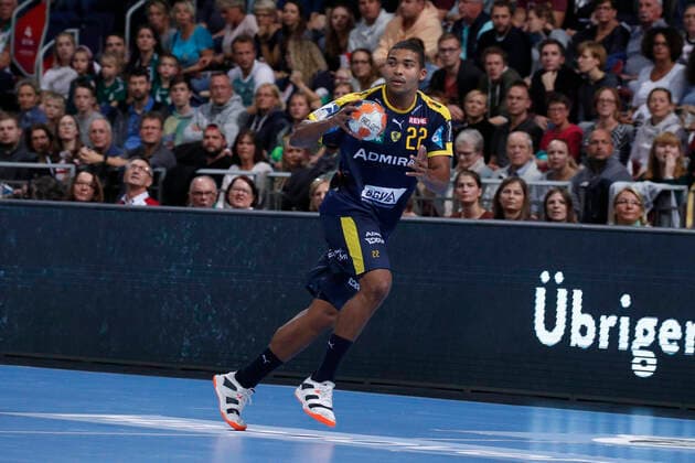 17 10 2019, TUI Arena, Hannover, league match, 1 Bundesliga, TSV Hannover Burgdorf vs Rhein Neckar Loewen, in picture Mads Mensah Larsen 22, Loewen on ball TSV Hannover Burgdorf vs Rhein Neckar Loewen