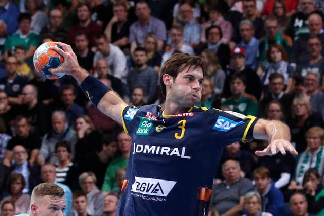 17 10 2019, TUI Arena, Hanover, league match, 1 Bundesliga, TSV Hanover Burgdorf vs. Rhein Neckar Loewen, in picture Uwe Gensheimer 3, Loewen at the seven meter TSV Hanover Burgdorf vs. Rhein Neckar Loewen