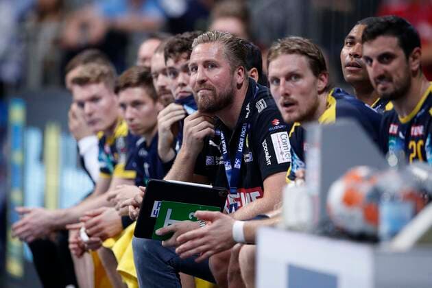 17 10 2019, TUI Arena, Hannover, league match, 1 Bundesliga, TSV Hannover Burgdorf vs Rhein Neckar Loewen, in picture Oliver Roggisch Sports Director, Loewen sits tense on the bank TSV Hannover Burgdorf vs Rhein Neckar Loewen