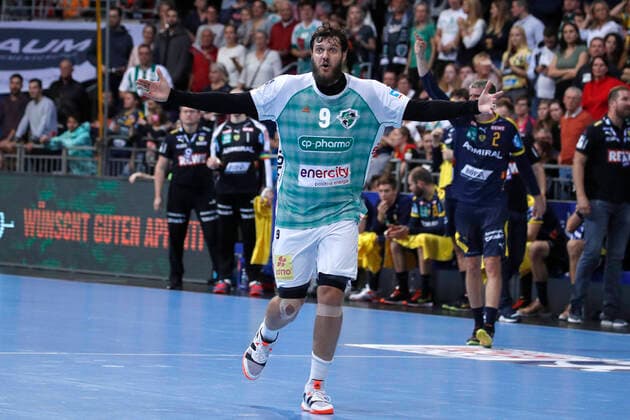 17 10 2019, TUI Arena, Hanover, league match, 1 Bundesliga, TSV Hanover Burgdorf vs. Rhein Neckar Loewen, in picture Mait Patrail 9, Han Burgdorf cheers TSV Hanover Burgdorf vs. Rhein Neckar Loewen