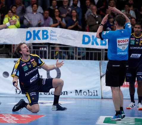 17 10 2019, TUI Arena, Hannover, league game, 1 Bundesliga, TSV Hannover Burgdorf vs. Rhein Neckar Loewen, in picture Jesper Nielsen 36, Loewen gets a 2 minutes penalty from referee Lars Geipel shortly before the end of the game TSV Hannover Burgdorf vs. Rhein Neckar Loewen