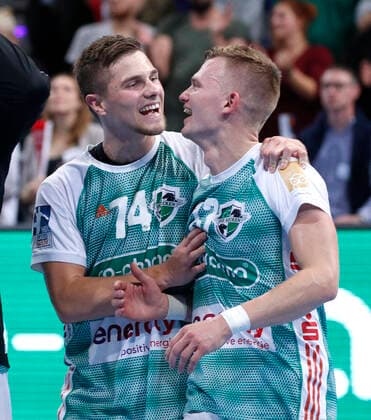 17 10 2019, TUI Arena, Hannover, league match, 1 Bundesliga, TSV Hannover Burgdorf vs. Rhein Neckar Loewen, in picture Vincent Buechner 74, Han Burgdorf and Timo Kastening 73, Han Burgdorf cheer after the match TSV Hannover Burgdorf vs. Rhein Neckar Loewen