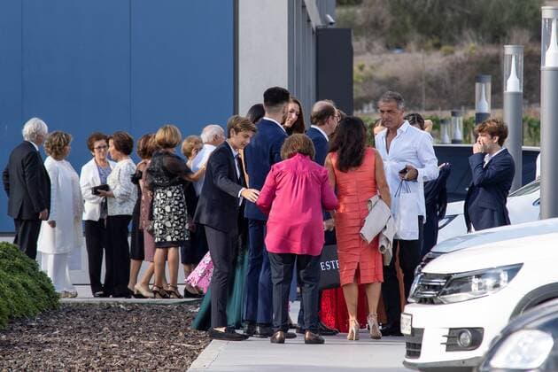 Miguel Angel Nadal (2-R), uncle of Spanish tennis player Rafael Nadal, waits for the bus which transfer guests to Pollenca, Mallorca, Balearic Islands, Spain, 19 October 2019, to attend Spanish tennis player Rafael Nada s wedding. Nadal will marry long-tim partner Maria Francisca Perello Xisca on a private ceremony held at the Pollenca Bay in Mallorca. Guests arrive for Rafa Nadal and Xisca s weeding !ACHTUNG: NUR REDAKTIONELLE NUTZUNG!  Copyright: xEzequielxIvanxEspinarxRiutortx GRAF3123 94216002st