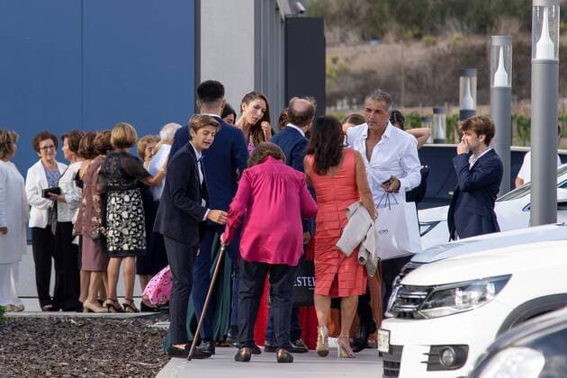 Miguel Angel Nadal (2-R), uncle of Spanish tennis player Rafael Nadal, waits for the bus which transfer guests to Pollenca, Mallorca, Balearic Islands, Spain, 19 October 2019, to attend Spanish tennis player Rafael Nada s wedding. Nadal will marry long-tim partner Maria Francisca Perello Xisca on a private ceremony held at the Pollenca Bay in Mallorca. Guests arrive for Rafa Nadal and Xisca s weeding !ACHTUNG: NUR REDAKTIONELLE NUTZUNG!  Copyright: xEzequielxIvanxEspinarxRiutortx GRAF3124 94216727st