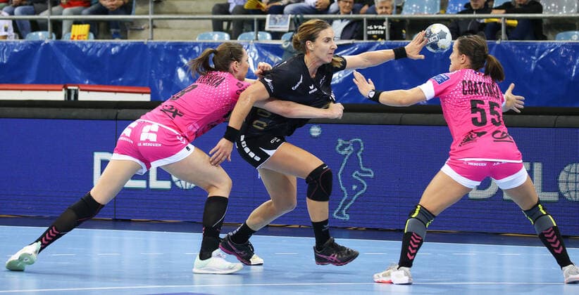 19 10 2019, Germany, Bietigheim, Handball Champions League Women, Season 2019 2020, SG BBM Bietigheim vs Brest Bretagne v l Monika Kobylinska Brest , Karolina Kudlacz Gloc BBM , Pauline Coatanea Brest