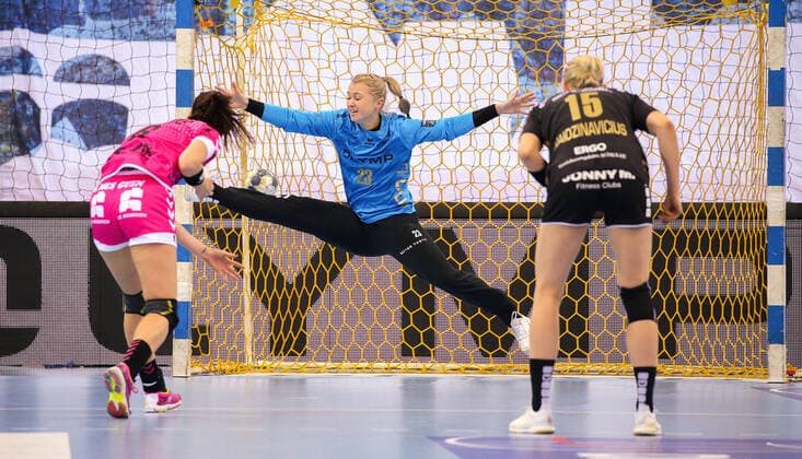 19 10 2019, Germany, Bietigheim, Handball Champions League Women, Season 2019 2020, SG BBM Bietigheim vs Brest Bretagne v l Ana Gros Brest , Valentyna Salamakha BBM , Kim Naidzinavicius BBM