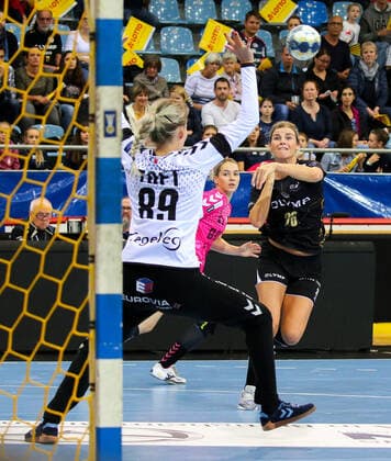 19 10 2019, Germany, Bietigheim, Handball Champions League Women, Season 2019 2020, SG BBM Bietigheim vs Brest Bretagne v l Sandra Toft Brest , Angela Malestein BBM