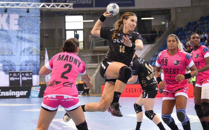 19 10 2019, Germany, Bietigheim, Handball Champions League Women, Season 2019 2020, SG BBM Bietigheim vs Brest Bretagne v l Constance Mauny Brest , Karolina Kudlacz Gloc BBM , Marta Mangue Gonzalez Brest
