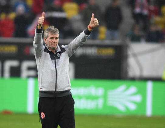 Fortuna Düsseldorf 1 FSV Mainz 05 1 0 19 10 2019 Trainer Friedhelm Funkel Fortuna raises his thumbs, thanks the fans DFL REGULATIONS PROHIBIT ANY USE OF PHOTOGRAPHS AS IMAGE SEQUENCES AND OR QUASI VIDEO HM