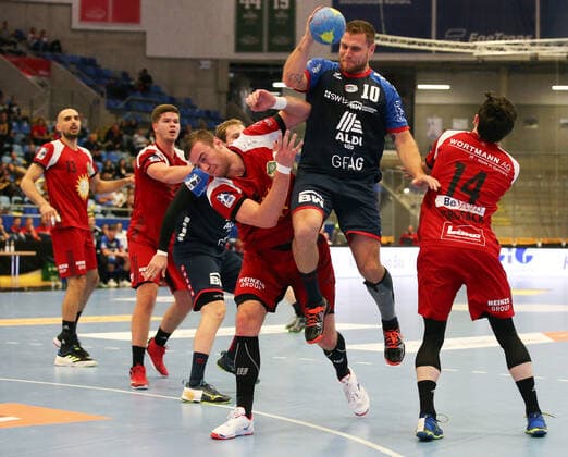 19 10 2019, Germany, Bietigheim, Handball 2 Bundesliga Men Season 2019 2020 SG BBM Bietigheim vs TuS N Lübbecke v l Jo Gerrit Genz TuS , Michael Kraus BBM , Peter Strosack TuS