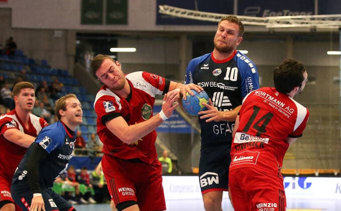 19 10 2019, Germany, Bietigheim, Handball 2 Bundesliga Men Season 2019 2020 SG BBM Bietigheim vs TuS N Lübbecke v l Jo Gerrit Genz TuS , Michael Kraus BBM , Peter Strosack TuS